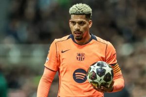 Ronald Araujo reforça o Liverpool por empréstimo com opção de compra