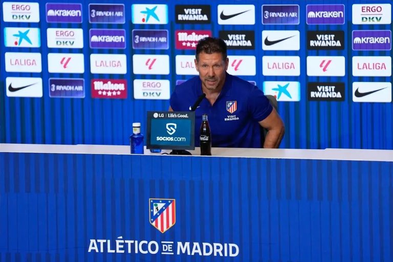 Simeone confirms Julián Álvarez’s absence in Atlético de Madrid’s debut.