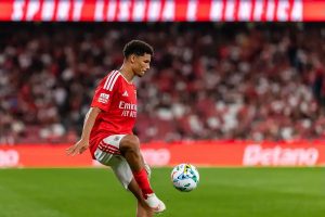 Alexander Bah disponível para o Benfica antes do jogo com o Milan