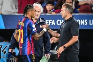 Hansi flick elogia Raphinha como um dos melhores jogadores do Barcelona