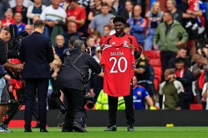 Carlos Baleba fora dos próximos três jogos do Manchester United por lesão