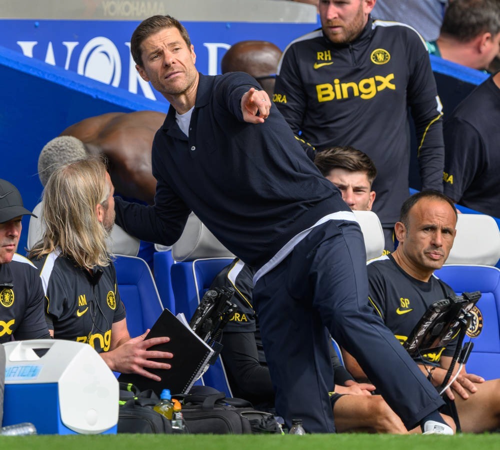 Xabi Alonso destaca prioridade em melhorar defesa do Chelsea