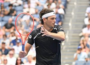 Taylor Fritz dominates Mattia Bellucci with a crushing victory at the US Open.
