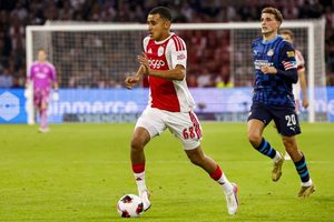 PSV vence Ajax com estreia de Lutsharel Geertruida na champions