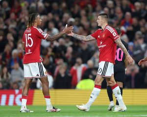 Leny Yoro brilha no Manchester United como futuro defesa central