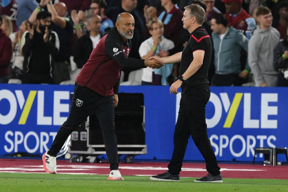 Wrexham sofre pesada derrota por 6-0 contra West Ham