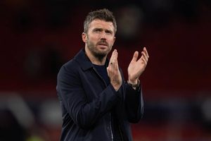 Michael Carrick destaca apoio em casa para vencer derby de manchester
