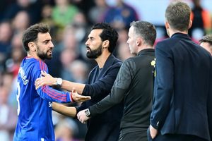 Álvaro Arbeloa acusado pela FA após críticas a árbitros em Fulham X Manchester United