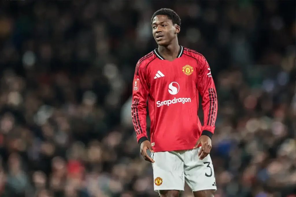 Por que Kobbie Mainoo fica de fora do plantel do man utd para 2026-27