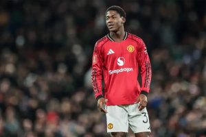 Por que Kobbie Mainoo fica de fora do plantel do man utd para 2026-27