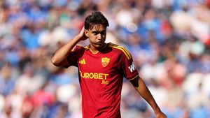 Arsenal, Chelsea e Liverpool disputam lateral de 19 anos da Roma