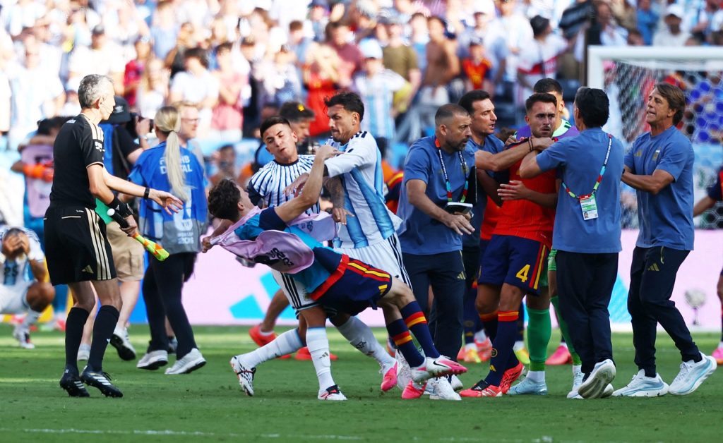 Leandro Paredes sent off after grabbing Eric Garcia by throat in 2026 World Cup final (VIDEO)