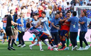 Leandro Paredes sent off after grabbing Eric Garcia by throat in 2026 World Cup final (VIDEO)