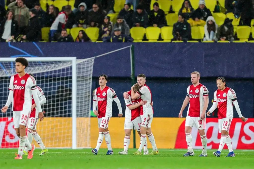 Ajax dominate Shelbourne but fail to extend lead in Amsterdam