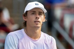 Alex de Minaur breaks racket in tense Cincinnati Masters win over Quentin Halys