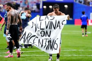 Argentina squad still holds Falklands banner amid World Cup final controversy