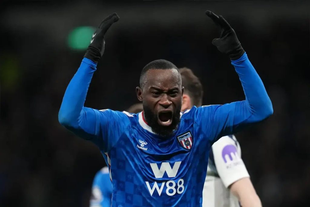 Arsenal eyes versatile right-back Lutsharel Geertruida amid Liverpool and Iraola interest