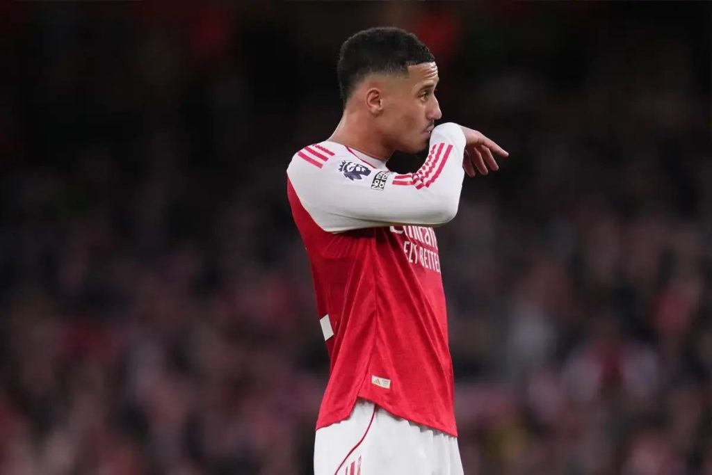 Arsenal prioritizes new defender after Saliba injury amid Guimarães and Vinícius deals