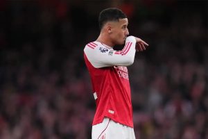 Arsenal prioritizes new defender after Saliba injury amid Guimarães and Vinícius deals