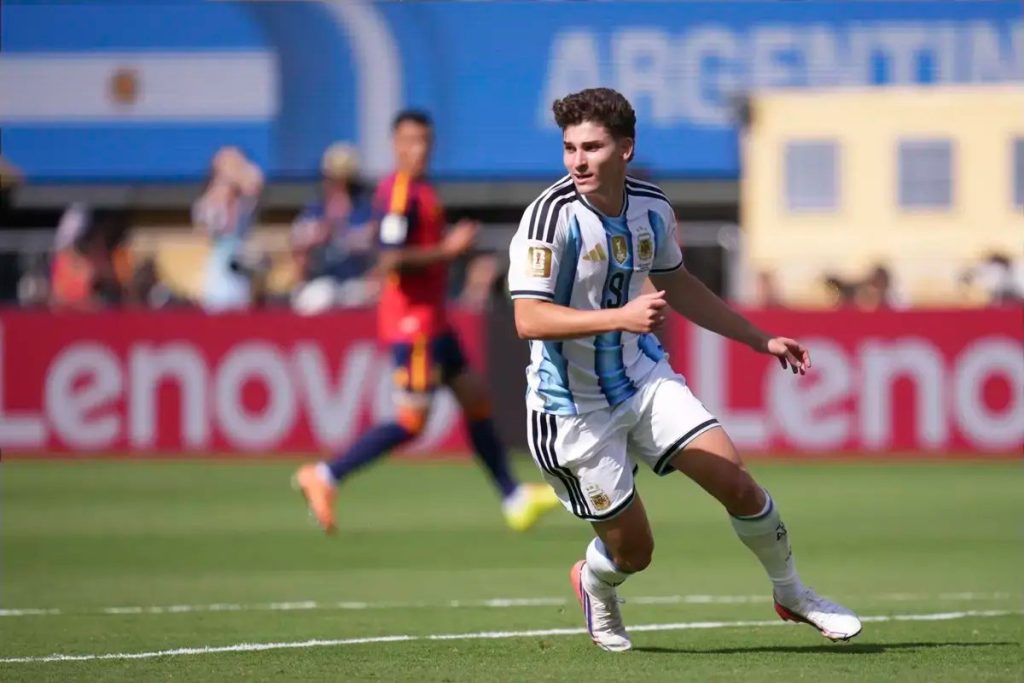 Atletico Madrid files FIFA complaint against Barcelona over Julian Alvarez approach