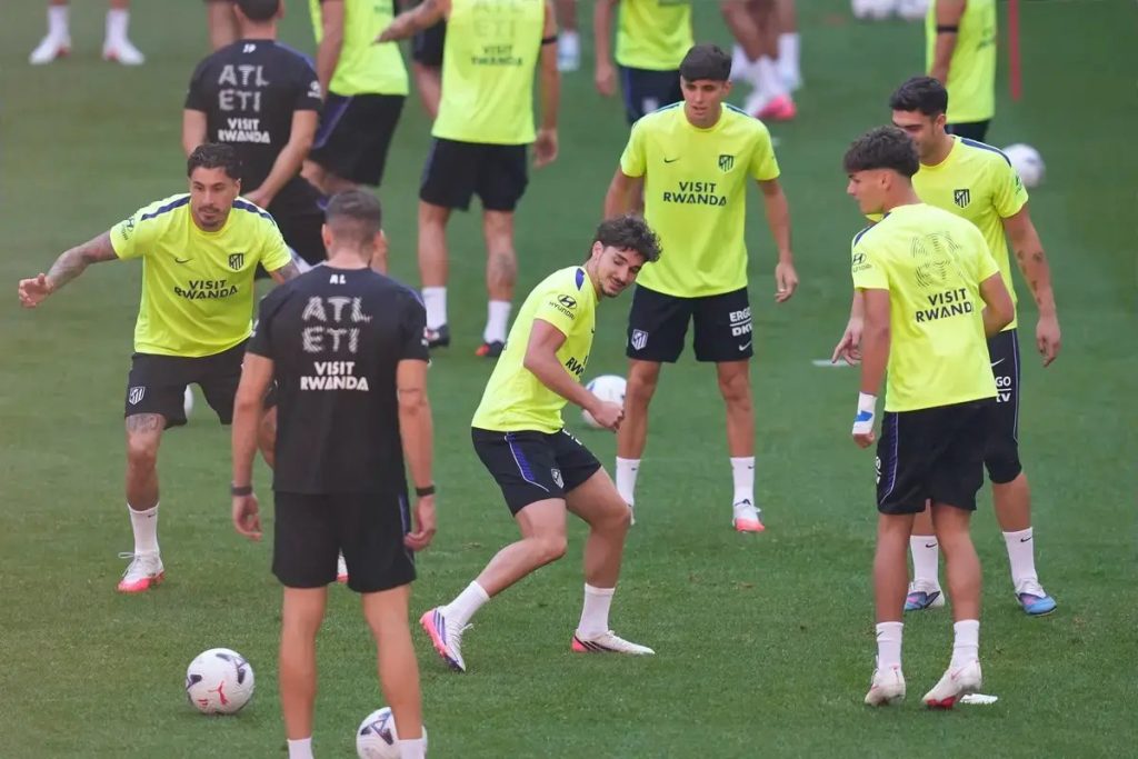Barcelona and Arsenal battle for Julian Alvarez after transfer deal stalls