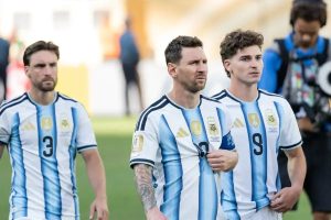 barcelona faces crucial moment in julian alvarez transfer talks with atletico madrid