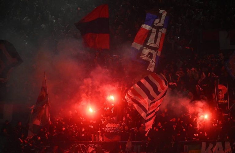 Barcelona queixa-se à UEFA por tarja ofensiva do PSG no parque dos príncipes