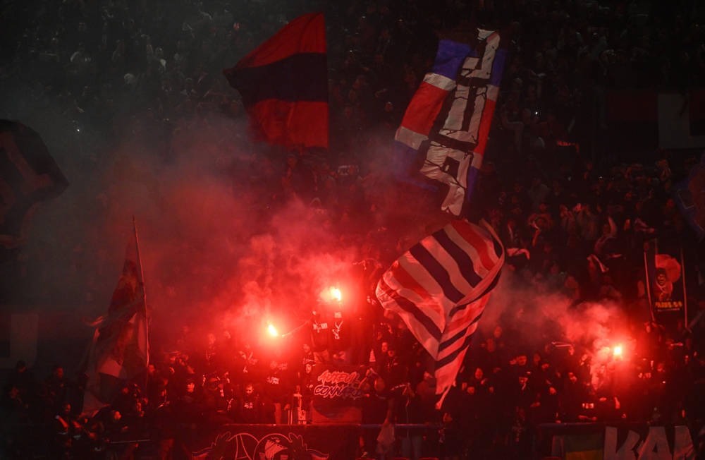 Barcelona queixa-se à UEFA por tarja ofensiva do PSG no parque dos príncipes