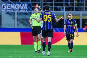 Bastoni expulso em dois minutos na champions contra o shakhtar