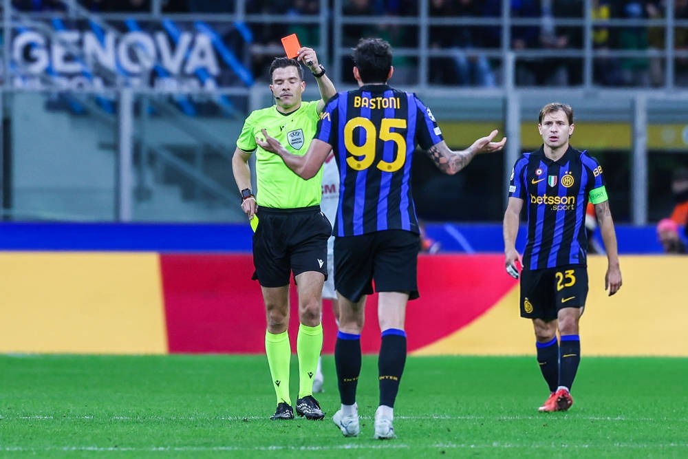 Bastoni expulso em dois minutos na champions contra o shakhtar