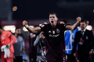 “Bednarek leads FC Porto in the applause from the fans in Barcelos.”