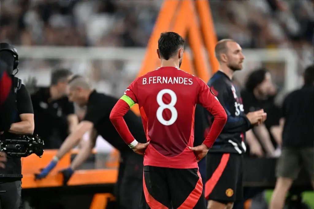 Bruno Fernandes agrees to 12-month Man Utd extension after record-breaking season
