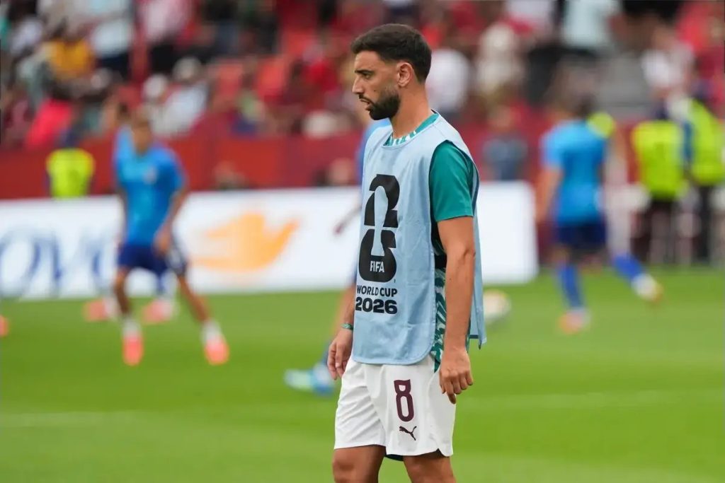 Bruno Fernandes falters again as Portugal scrape past Croatia in world cup thriller