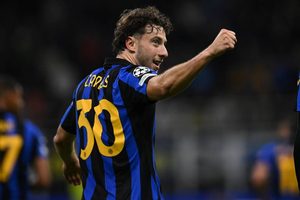 “Carlos Augusto secures victory for Inter even after Bastoni’s expulsion.”
