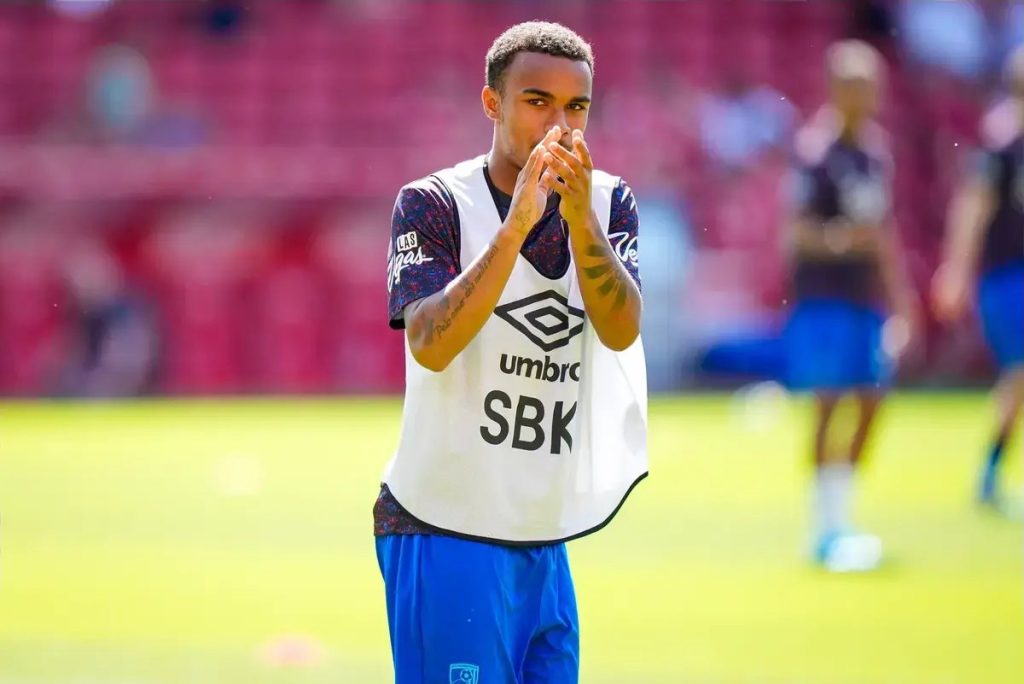 Chelsea and Tottenham poised to challenge Bournemouth for Alex Scott and Eli Junior Kroupi