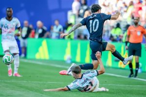 Christian Pulisic suffers fractured leg in USA’s World Cup loss to Belgium