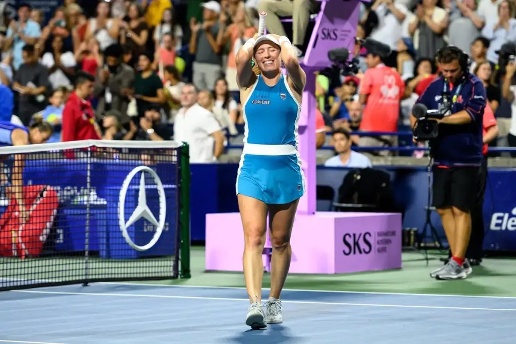 Ekaterina Alexandrova stuns world number one Aryna Sabalenka to reach Toronto quarters