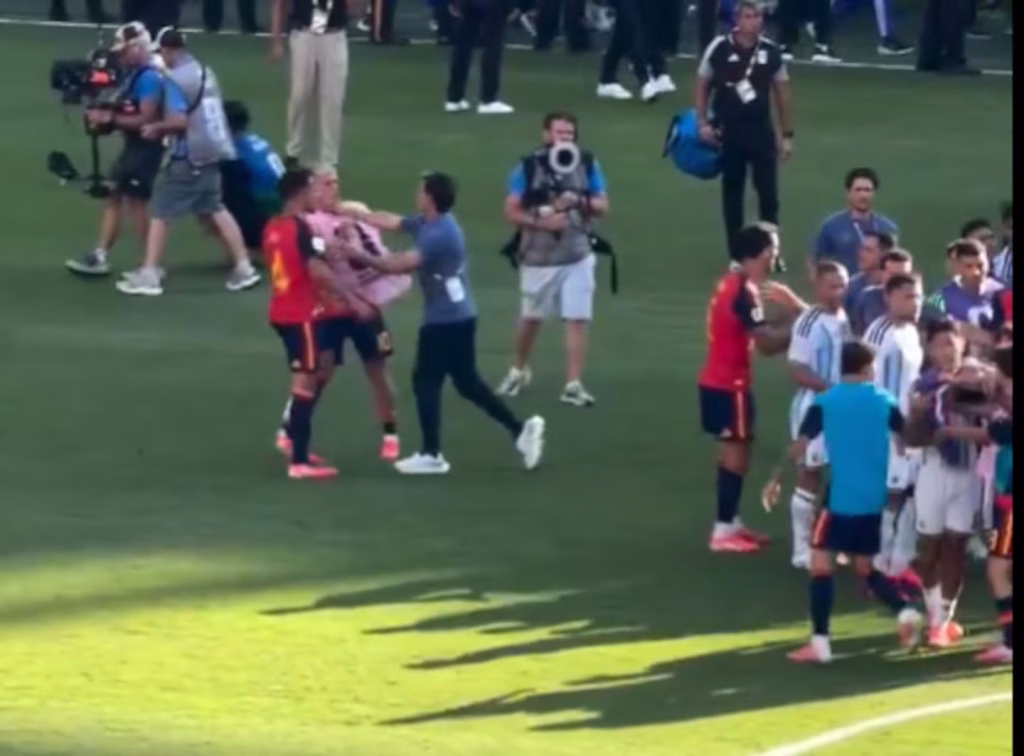 Argentina coach Roberto Ayala caught throwing punch at Spain’s Dani Olmo after world cup final (VIDEO)