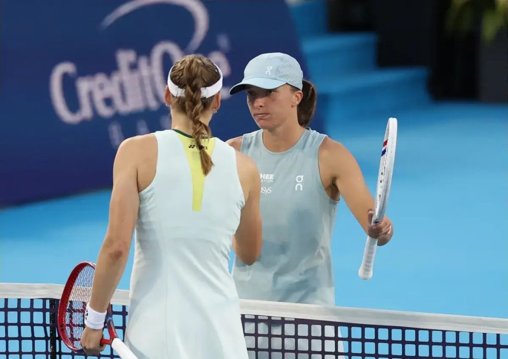 iga swiatek advances past elena rybakina as injury ends no. 1 bid at cincinnati open