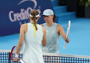 iga swiatek advances past elena rybakina as injury ends no. 1 bid at cincinnati open