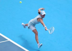Iga Swiatek dominates Cincinnati Open as Sabalenka and Gauff face tough tests
