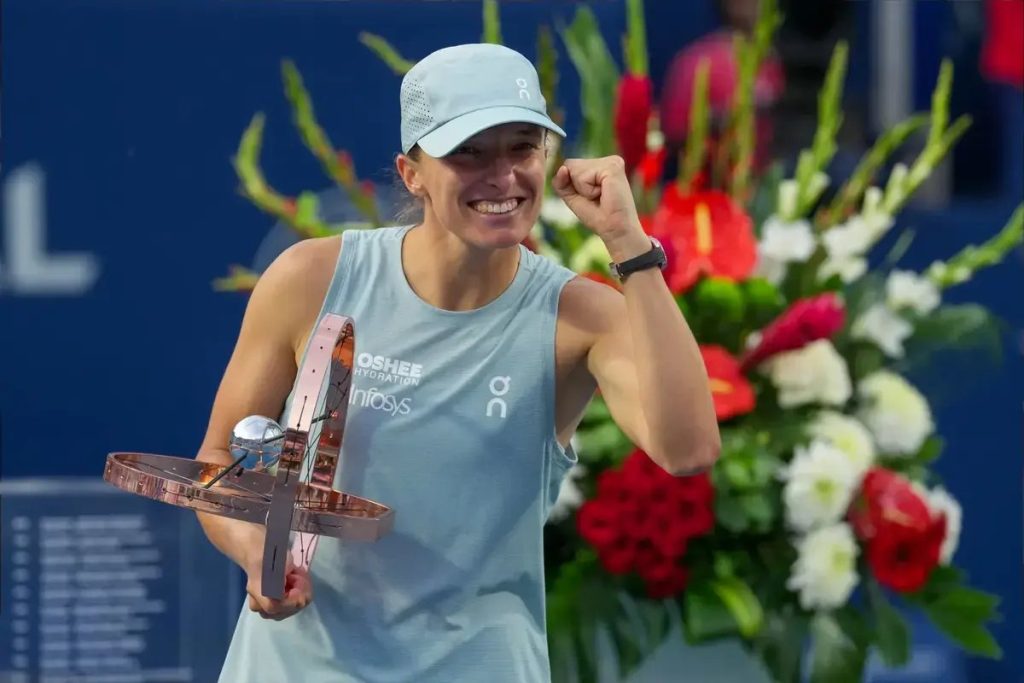 Iga swiatek dominates Elena rybakina to win Canadian Open and claim first title in 10 months