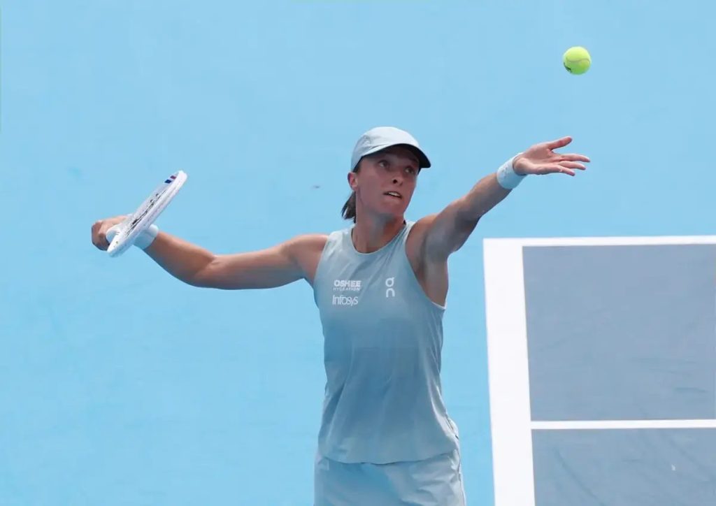 Iga Swiatek fights back to reach Cincinnati last 16, confident after Montreal win