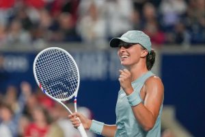 Iga Swiatek overcomes Elina Svitolina to reach Canadian Open final as Gauff faces Rybakina