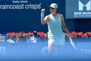 Iga Swiatek starts strong as Elina Svitolina struggles at Canadian Open