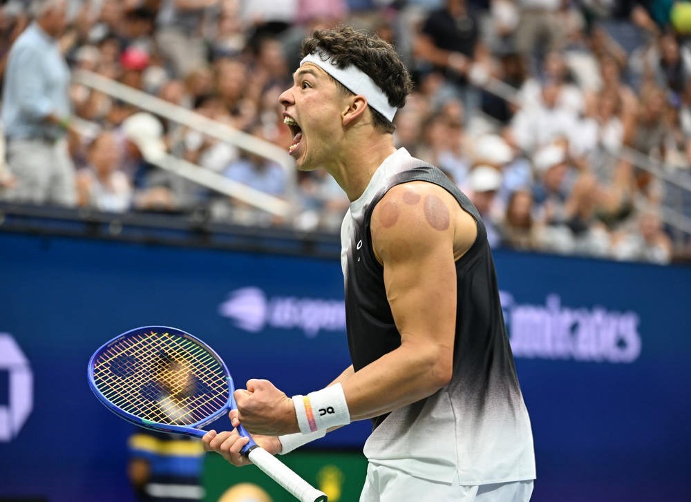 Ben Shelton stuns Stefanos Tsitsipas to set up quarterfinal clash with Carlos Alcaraz at US Open