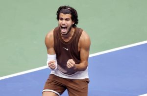 Carlos Alcaraz returns to us open with straight sets win over Roman Safiullin