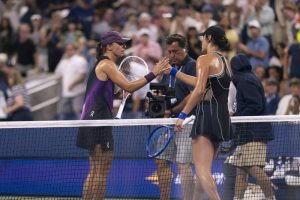 Iga Swiatek starts strong against Wang at us open day two