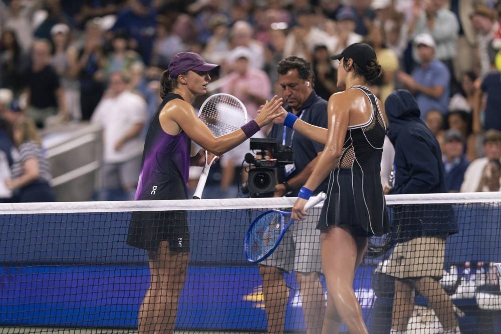 Iga Swiatek starts strong against Wang at us open day two