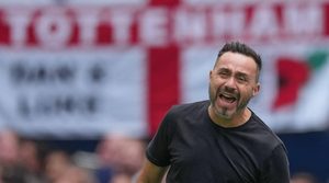 Roberto De Zerbi chocado com expulsão e golo tardio no Manchester United vs Tottenham